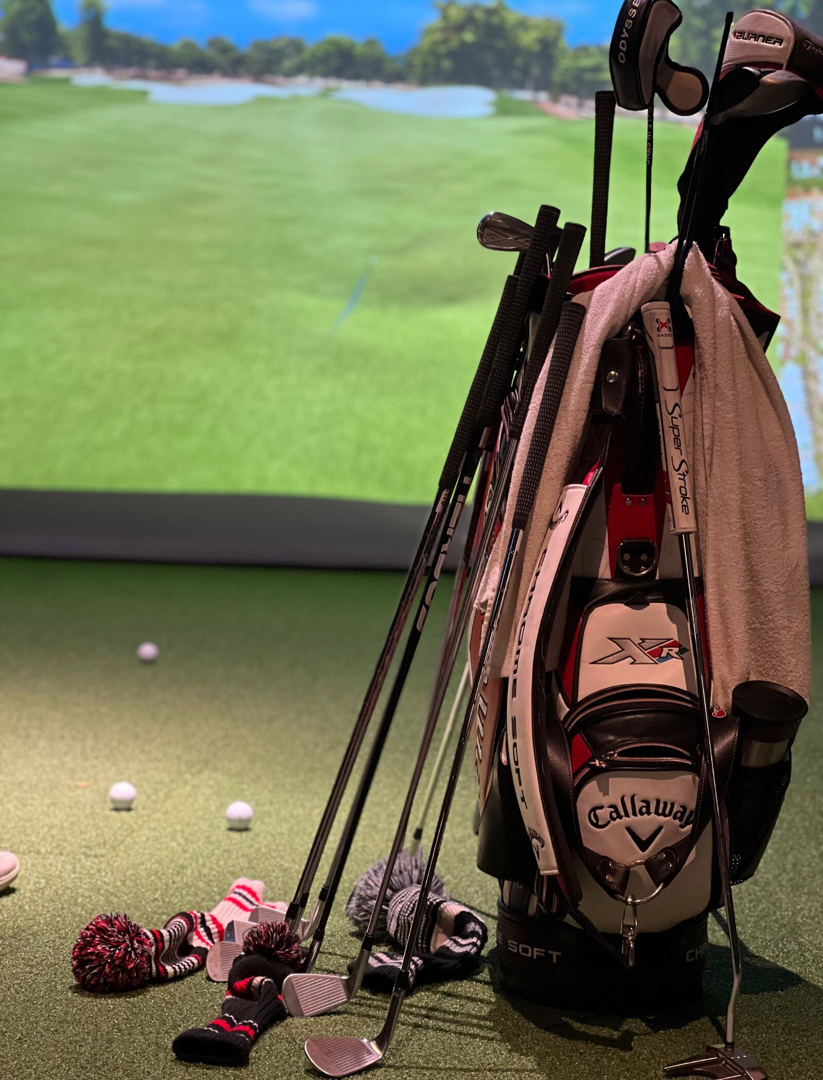 Lounge med golfbag och klubbor